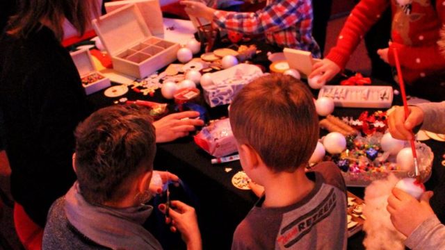 Teatr-Katarynka-Warsztaty-Robienia-Tworzenia-Ozdób-Choinkowych-(2)