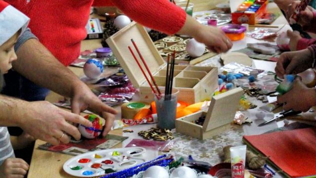 Teatr-Katarynka-Warsztaty-Robienia-Tworzenia-Ozdób-Choinkowych-(4)