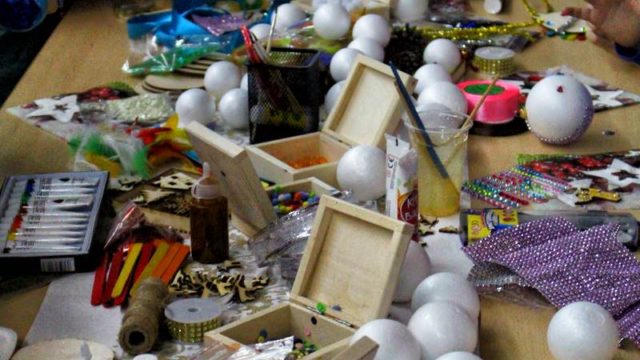 Teatr-Katarynka-Warsztaty-Robienia-Tworzenia-Ozdób-Choinkowych-(5)