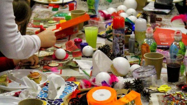 Teatr-Katarynka-Warsztaty-Robienia-Tworzenia-Ozdób-Choinkowych-(6)