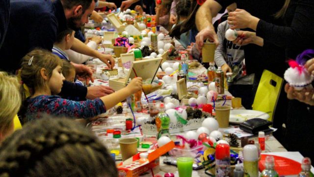 Teatr-Katarynka-Warsztaty-Robienia-Tworzenia-Ozdób-Choinkowych-(7)