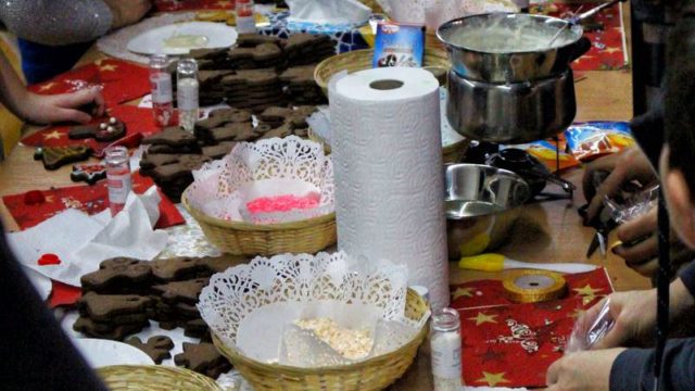 Teatr-Katarynka-Świąteczne-Warsztaty-Zdobienia-Dekorowania-Pierników-(1)