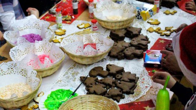 Teatr-Katarynka-Świąteczne-Warsztaty-Zdobienia-Dekorowania-Pierników-(2)