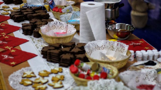 Teatr-Katarynka-Świąteczne-Warsztaty-Zdobienia-Dekorowania-Pierników-(3)