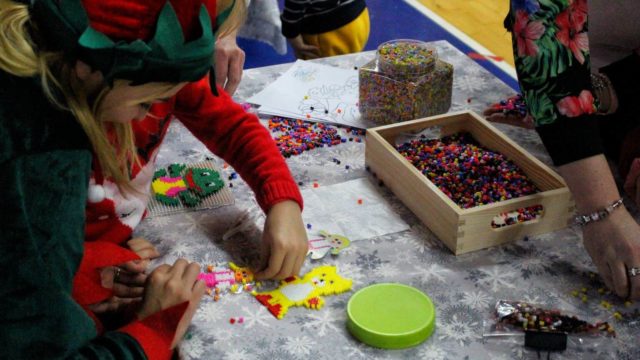 Teatr-Katarynka-Świąteczne-Warsztaty-Ozdoby-z-Koralików-(1)