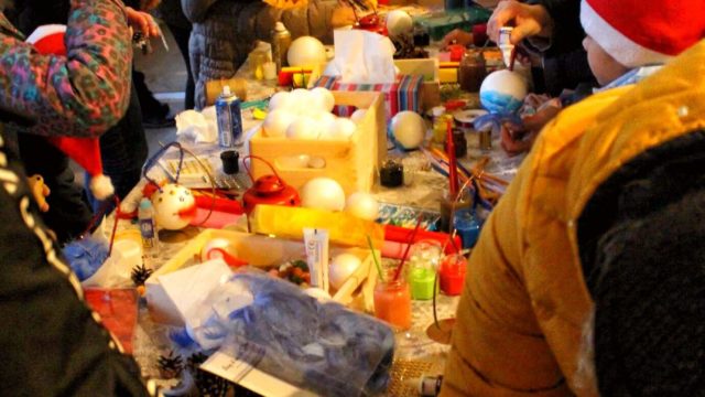 Teatr-Katarynka-Świąteczne-Warsztaty-Robienia-Tworzenia-Ozdób-Choinkowych-(10)