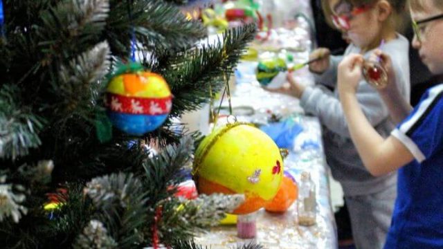 Teatr-Katarynka-Świąteczne-Warsztaty-Robienia-Tworzenia-Ozdób-Choinkowych-(11)