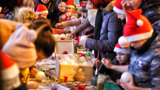 Teatr-Katarynka-Świąteczne-Warsztaty-Robienia-Tworzenia-Ozdób-Choinkowych-(12)