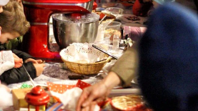 Teatr-Katarynka-Świąteczne-Warsztaty-Zdobienia-Dekorowania-Pierników-(5)