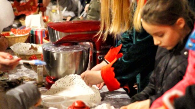 Teatr-Katarynka-Świąteczne-Warsztaty-Zdobienia-Dekorowania-Pierników-(6)